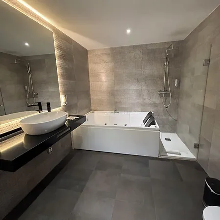 Daos & Terrace Hotel